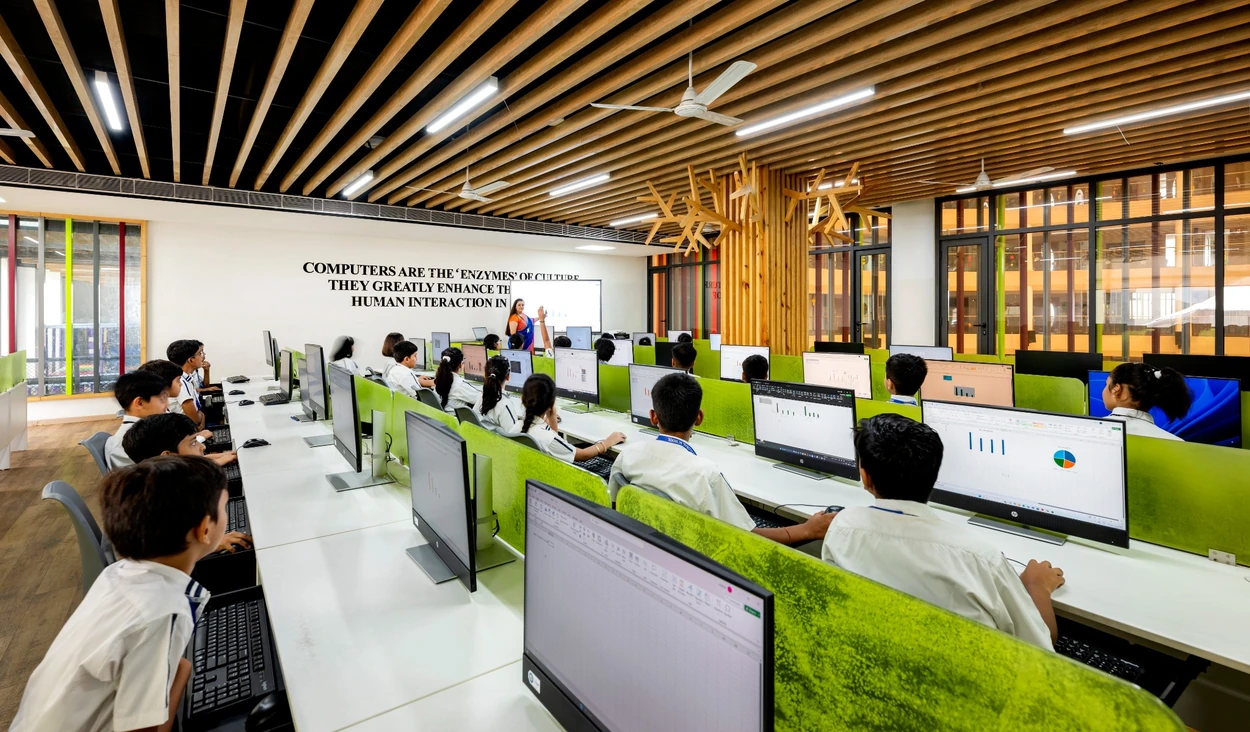 computer-lab-students-sparsh-global-school